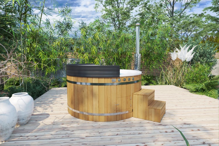 Holzbadewanne mit Außentreppe und Edelstahlkamin im Garten