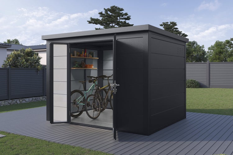 Modernes Gartenhaus aus Metall mit Pultdach und Flügeltüren, platziert auf einer Terrasse im Garten mit Fahrrädern und Regalen im Innenraum.