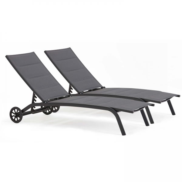 Zwei graue Sonnenliegen mit schwarzem Metallgestell, Rollen und verstellbarer Rückenlehne.