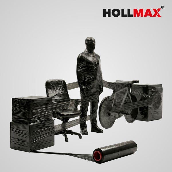 Eine Figur, ein Bürostuhl, ein Fahrrad und Kartons umwickelt mit schwarzer Stretchfolie, im Vordergrund eine Rolle Wickelfolie. HOLLMAX Logo.