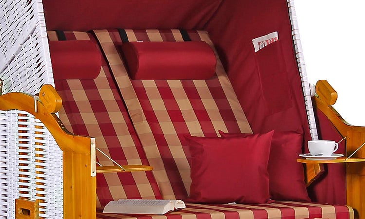 Helles Schlafzimmer mit Bett, Nachttisch und Wandpaneelen