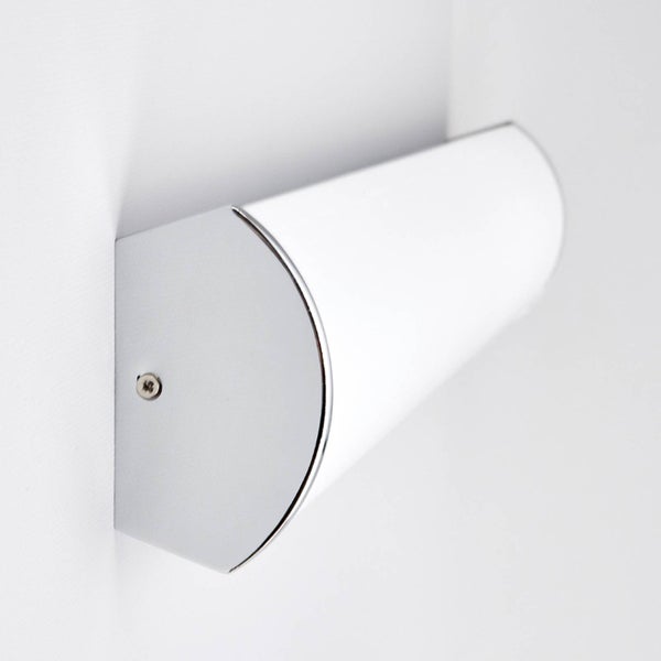 Halbrunde Wandleuchte mit weißem Diffusor und silberfarbenen Seitenkappen, montiert an einer Wand.