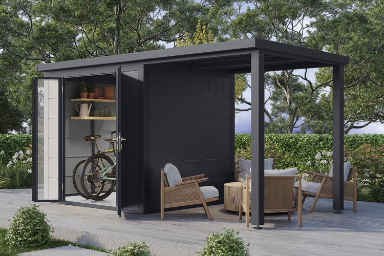 Modernes Metallgerätehaus mit integriertem Terrassendach und Sitzbereich im Garten