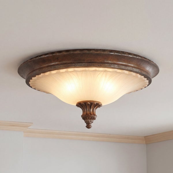 Klassische Deckenleuchte im Landhausstil aus bronzefarbenem Metall und geripptem Glas, montiert an einer weißen Decke