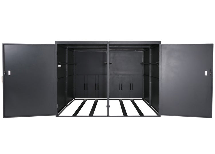 Fahrradgarage mit geöffneten Türen zur Aufbewahrung von Fahrrädern und Zubehör.