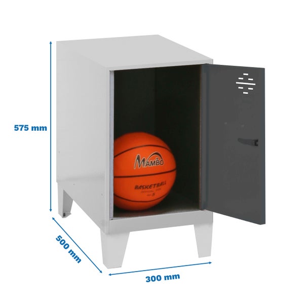 Metallschrank mit einer Tür und einem Basketball darin, Maße: 575 mm hoch, 500 mm breit und 300 mm tief.