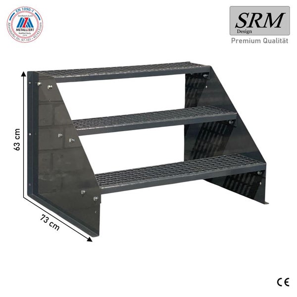 Metalltreppe mit 3 Gitterroststufen, Höhe 63 Zentimeter, Tiefe 73 Zentimeter. Zertifiziert nach EN 1090-1, SRM Design Logo, CE-Kennzeichnung.