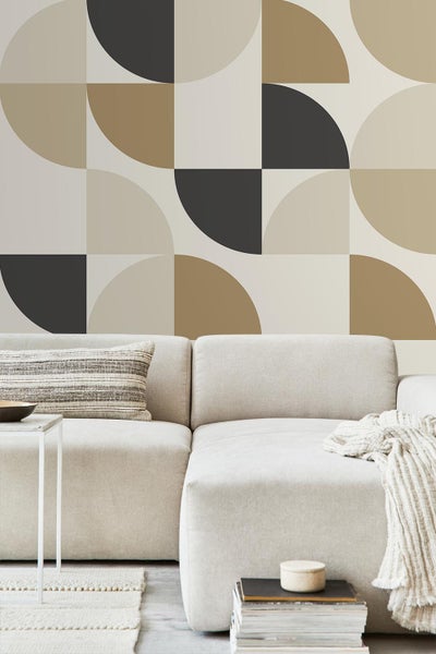 Wohnzimmer mit Sofa und geometrischer Tapete