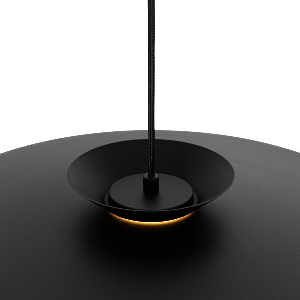 Schwarze Hängelampe mit runder Form und Stoffkabel