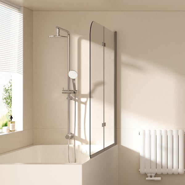 Modernes Badezimmer mit Badewanne, verchromtem Duschsystem und klappbarem Glas-Badewannenaufsatz. Hell und minimalistisch gestaltet.