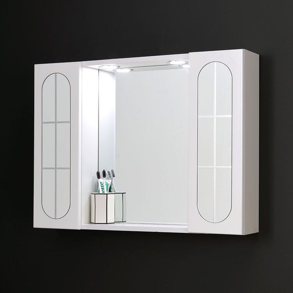 Weißer Spiegelschrank für das Badezimmer mit integrierter Beleuchtung und dekorativen seitlichen Türen mit Glasausschnitten.