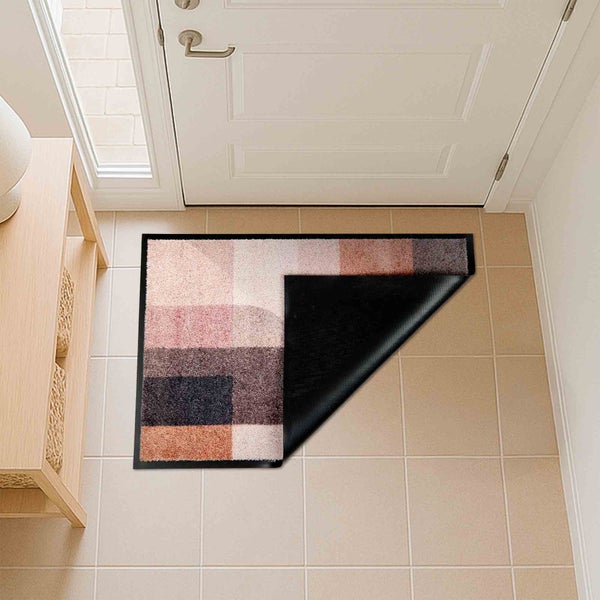 Fußmatte mit geometrischem Muster vor einer Tür
