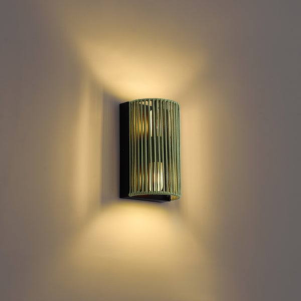 Moderne Wandleuchte mit Seiloptik und warmweißem Lichtstrahl nach oben und unten.