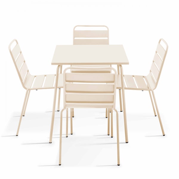 Quadratischer Gartentisch aus Metall in Beige.