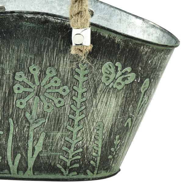 Zinktopf mit Reliefdekor aus Blumen und Schmetterlingen sowie einem Seilgriff.
