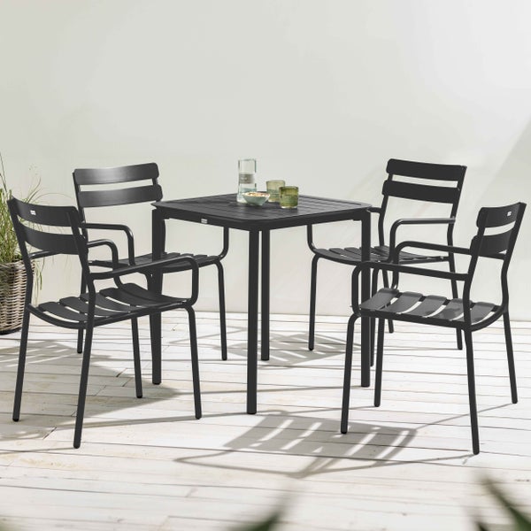 Modernes Gartenmöbel-Set mit einem quadratischen Tisch und vier Armlehnenstühlen aus dunkelgrauem Metall auf einer hellen Holzterrasse.