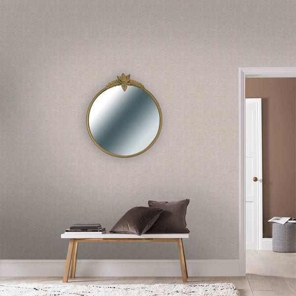 Raumansicht mit gemusterter Tapete, Spiegel, Bank und Wohnaccessoires für Wandgestaltung und Dekoration