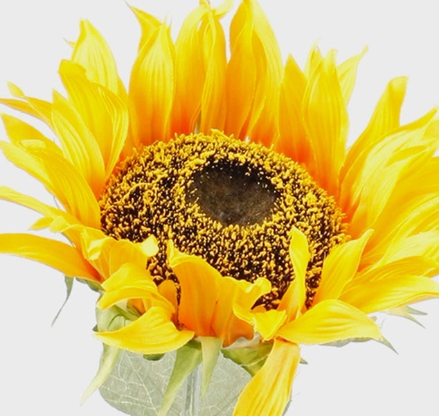Künstliche Sonnenblume mit gelben Blütenblättern, grünem Stiel und zwei Blättern.