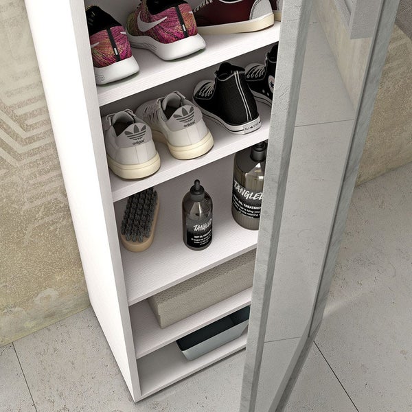 Schuhregal mit Schuhen, Bürste und Reinigungsflaschen