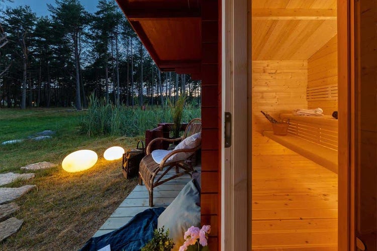 Alpholz Sauna Vinja Gartensauna 2 Sitzbänke aus Holz, Sauna mit 44 mm Wandstärke Außensauna, Naturbelassen