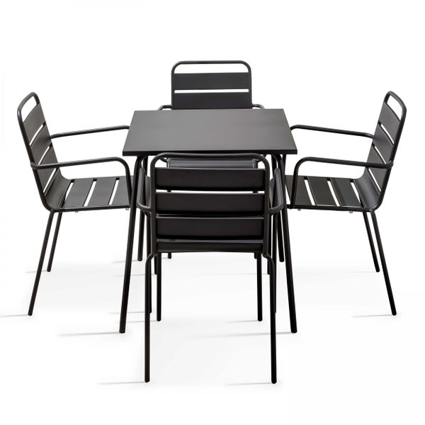 Modernes Gartenmöbel-Set aus Metall mit quadratischem Tisch und vier stapelbaren Armlehnenstühlen auf einer hellen Terrasse.