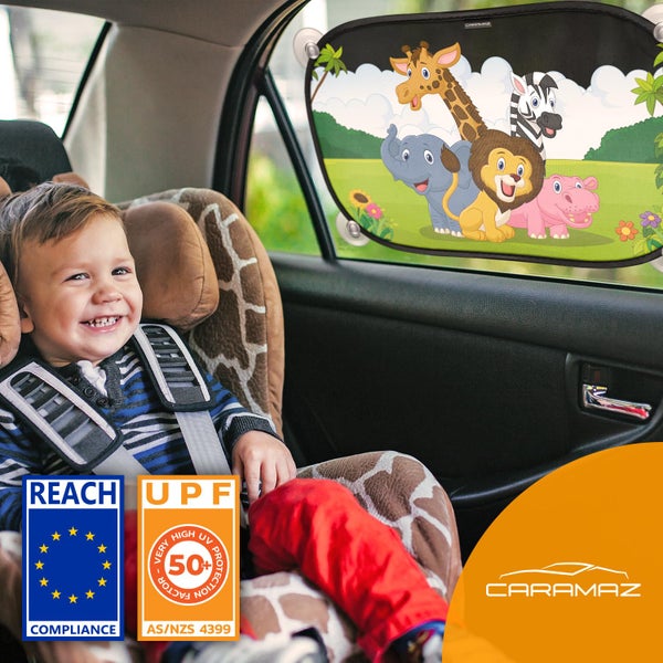 Auto-Sonnenschutz mit Tiermotiven am Fenster neben Kind im Autositz. Sehr hoher Ultraviolett-Schutzfaktor 50 plus und REACH-konform. Caramaz Logo.