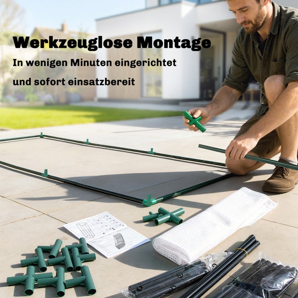 Mann montiert ein Gewächshaus-Stecksystem mit Metallstangen und Kunststoffverbindern auf einer Terrasse ohne Werkzeug.