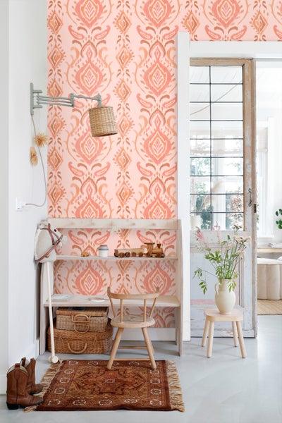 Zimmer mit gemusterter Tapete, Regal, Stuhl und dekorativen Elementen.