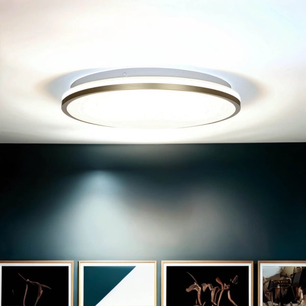 Runde LED Deckenleuchte in flachem Design montiert an einer Zimmerdecke über Wandbildern.