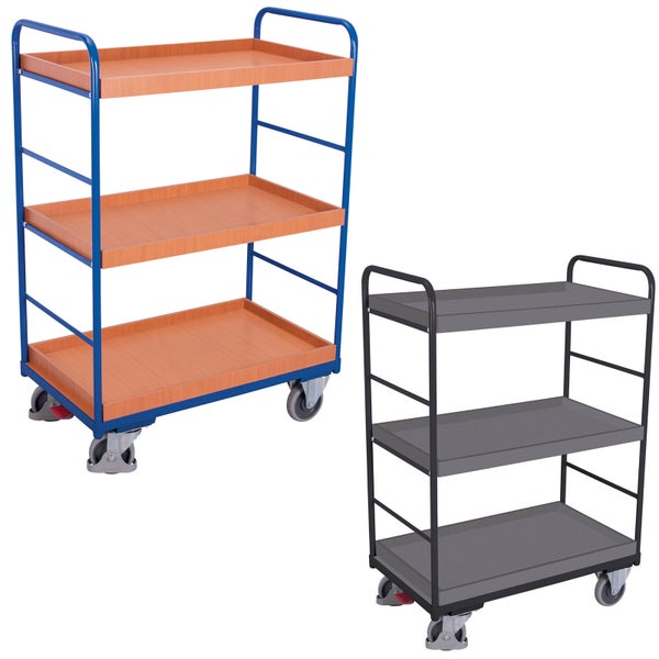 Etagenwagen mit drei Etagen aus Holzwerkstoffplatten und Stahlrohrgestell auf Lenkrollen.