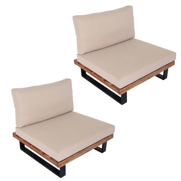 Zwei Garten-Lounge-Sessel mit Holzrahmen, schwarzen Metallfüßen und hellbeigen Sitz- sowie Rückenkissen.