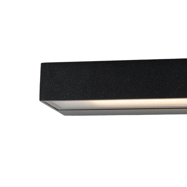 Rechteckige schwarze LED-Außenwandleuchte mit strukturierter Oberfläche und nach unten gerichtetem warmweißem Licht.