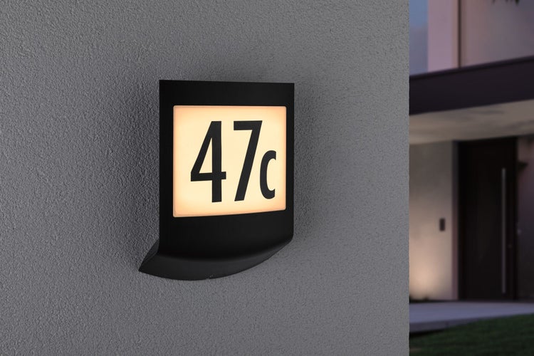 Beleuchtetes Hausnummernschild mit der Nummer 47c