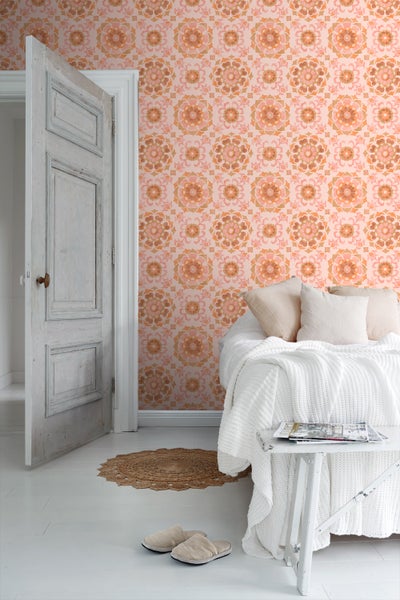 Zimmer mit Retro-Tapete mit Blumenmuster, Bett und offenstehender Tür