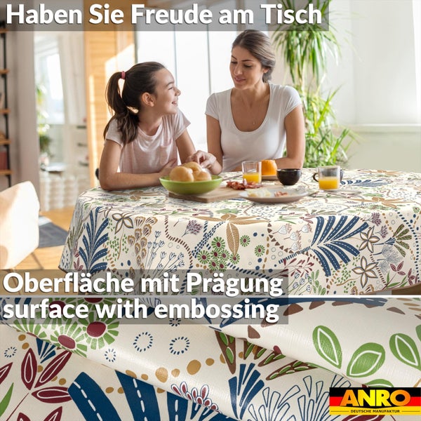 Runde Tischdecke mit floralem Muster auf einem Tisch in einem hellen Raum mit zwei Personen. Detailansicht der geprägten Oberfläche. ANRO Logo.