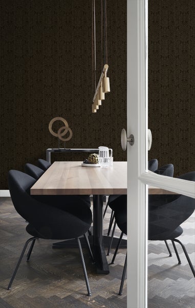 Esszimmer mit Esstisch, Stühlen und Pendelleuchte