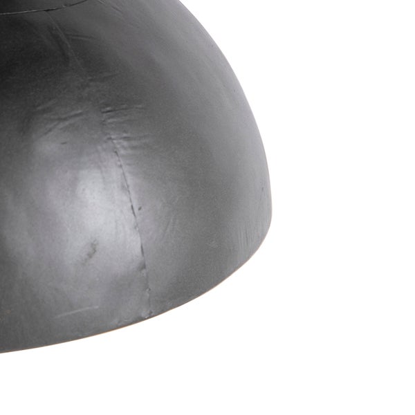 Detailansicht eines halbkugelförmigen Lampenschirms aus Metall