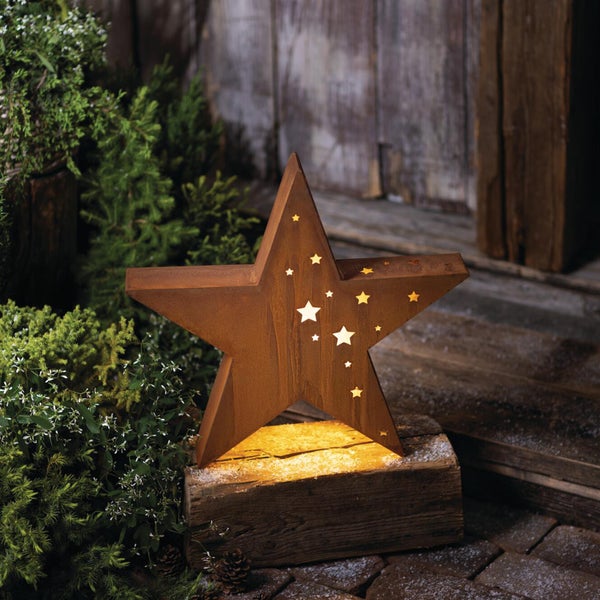 Dekostern aus Metall in Rostoptik mit integrierter LED Beleuchtung und ausgestanzten Sternmotiven als weihnachtliche Gartenbeleuchtung