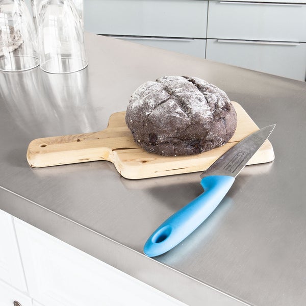 Brotlaib auf Holzbrett mit Messer auf einer Arbeitsfläche