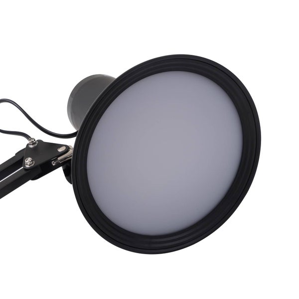 Schwenkbarer runder Lampenkopf einer Arbeitsleuchte mit weißem Diffusor und schwarzem Metallrahmen