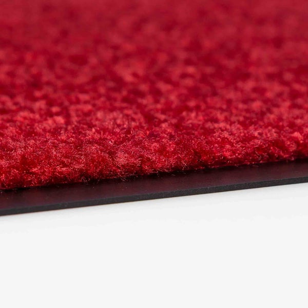 Detailansicht einer roten Fußmatte mit schwarzer Rückseite