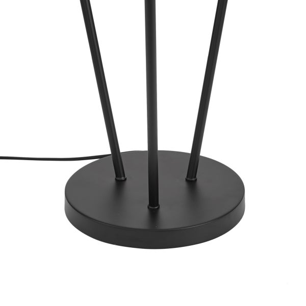 Schwarzer runder Standfuß einer Stehlampe aus Metall mit drei Stäben.