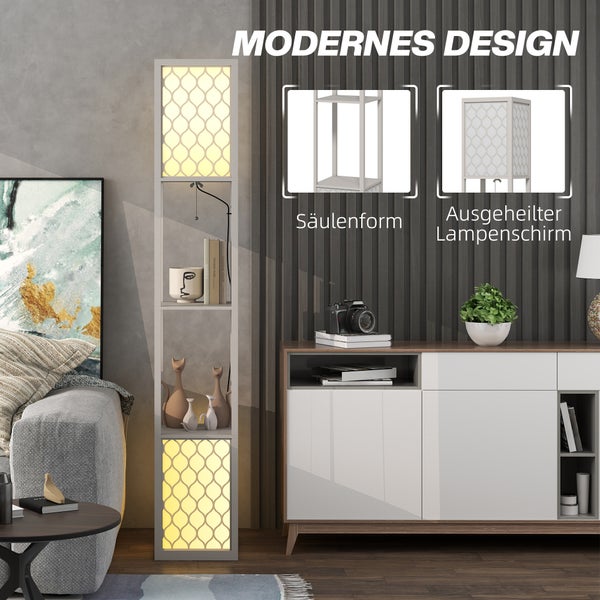 Moderne Stehleuchte in Säulenform mit Regalfächern und gemustertem Lampenschirm in einem hellen, organisierten Wohnzimmer neben einem Sofa.