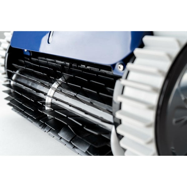 Detailaufnahme eines Poolreinigungsroboters mit Bürstenwalze