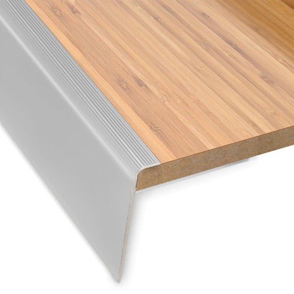 Treppenkantenprofil aus Aluminium für Treppenstufen.