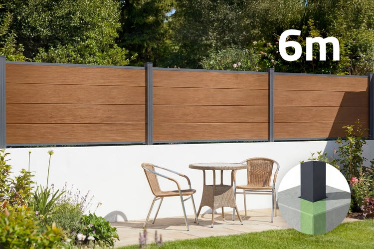 Moderner 6 Meter Sichtschutzzaun in Holzoptik mit Metallpfosten auf einer Terrasse mit Gartenmöbeln und Detail zum Betonfundament.