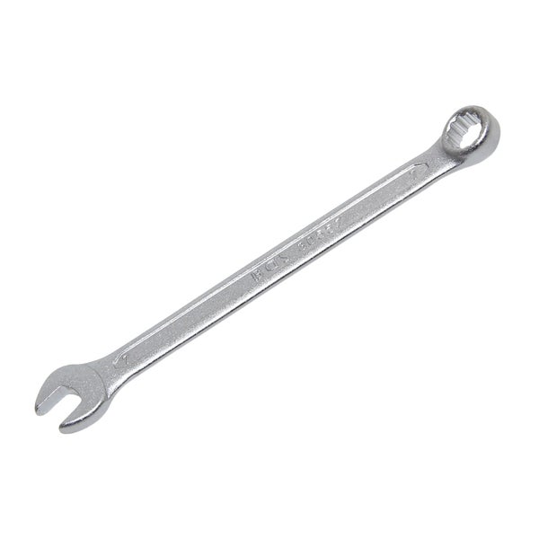 Ein Mann schleift Holz mit einem Exzenterschleifer.