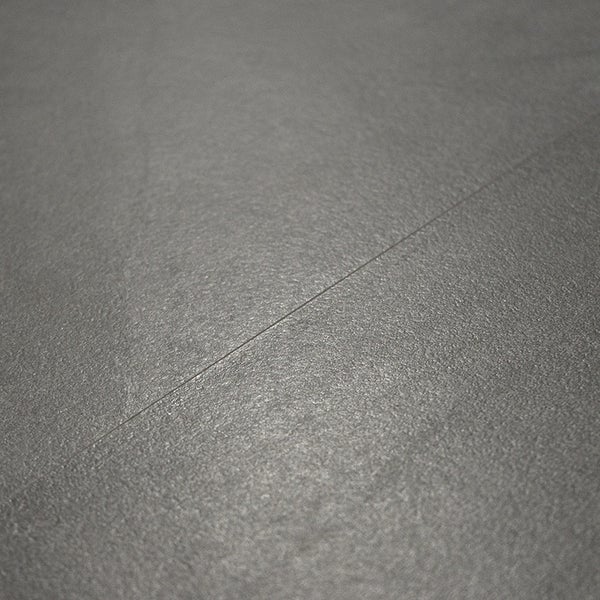 Nahaufnahme einer Fliese mit matter Oberfläche und feiner Textur.