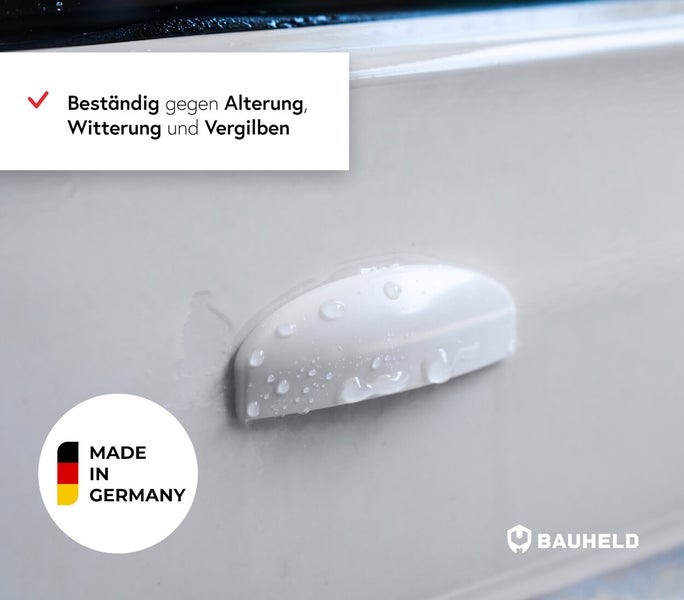 Detailaufnahme einer Kunststoffabdeckung mit Wasserperlen, mit Hinweisen zu Alterungs-, Witterungs- und Vergilbungsbeständigkeit sowie dem Made in Germany Siegel