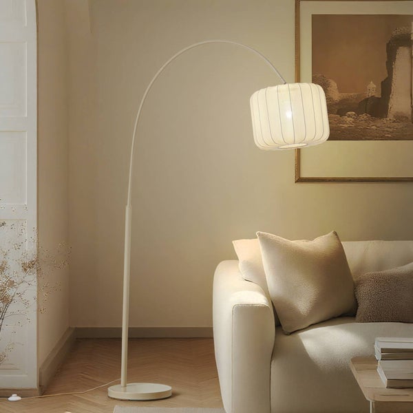 Bogenleuchte mit Lampenschirm neben Sofa